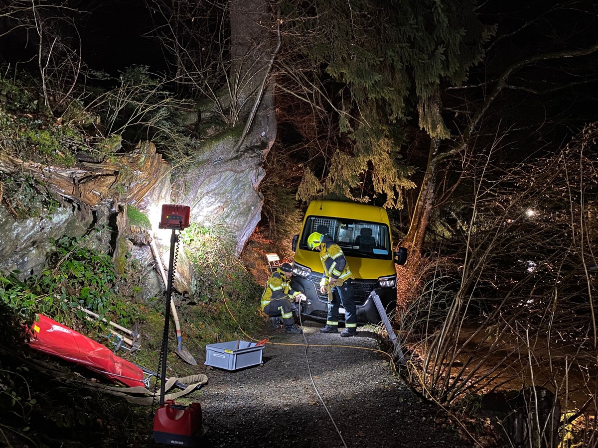 Ein Fahrzeuglenker fuhr mit seinem Lieferwagen am 3. Januar 2024 auf einem Fussweg entlang des Ägerisees. Auf Höhe der Schiffanlegestelle Naas blieb er stecken. Das Fahrzeug musste von der Feuerwehr O ...