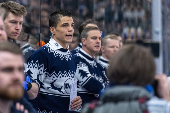 Der Zuger Assistenz Coach Reto Suri, links, und der Head Coach Dan Tanges, rechts, beim Eishockey Meisterschaftsspiel der National League zwischen dem EV Zug und dem SCL Tigers am Dienstag, 19. Dezemb ...