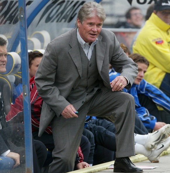 Der neue Teamchef des FC Luzern, Friedel Rausch, steigt aus der Trainerkabine beim Challenge League Meisterschafstspiel zwischen dem FC Luzern und FC Malcantone Agno vom Sonntag, 21. Maerz 2004 auf de ...