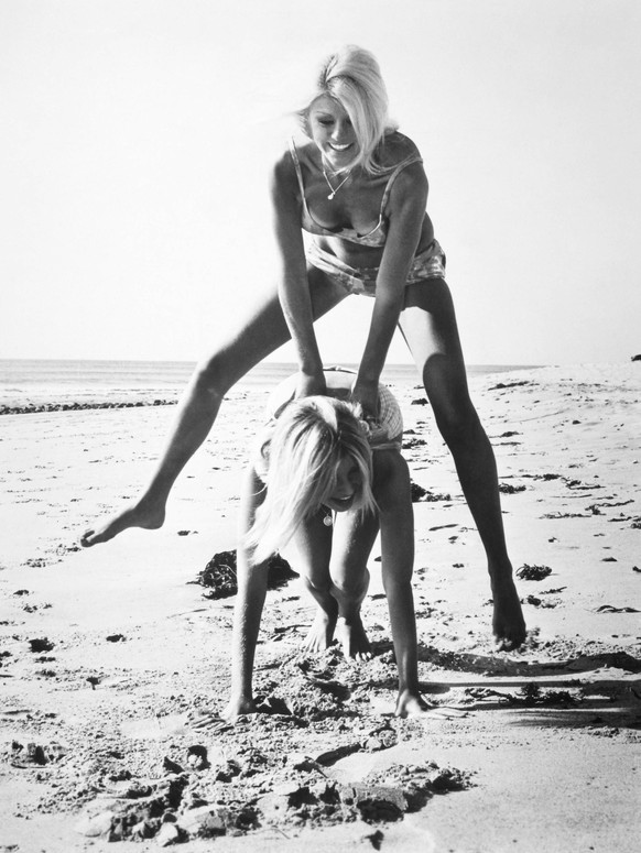 FASHION: WOMEN S SWIMSUITS. California beachwear in 1964. PUBLICATIONxNOTxINxUSAxCANxUKxFRAxESPxJPN Copyright: xGRANGERx/xGRANGERx 0045527