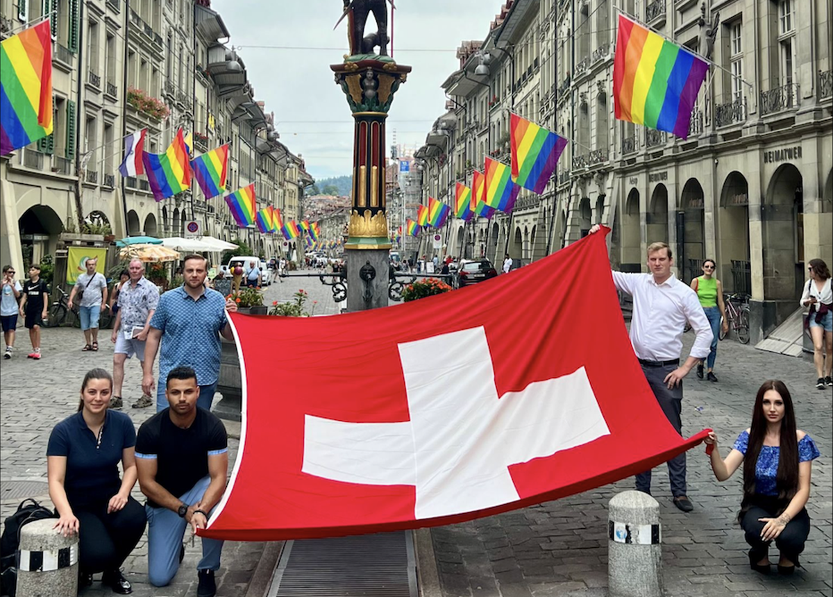 A Berne, les Jeunes UDC manifestent contre la décision de la ville d'afficher des drapeaux LGBT+.