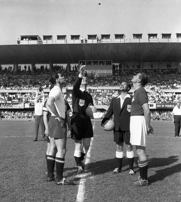 Der schottische Schiedsrichter Charlie Faultless bestimmt durch Münzwurf die Platzwahl im Viertelfinal der Fussball-Weltmeisterschaft 1954 in der Schweiz.&nbsp;