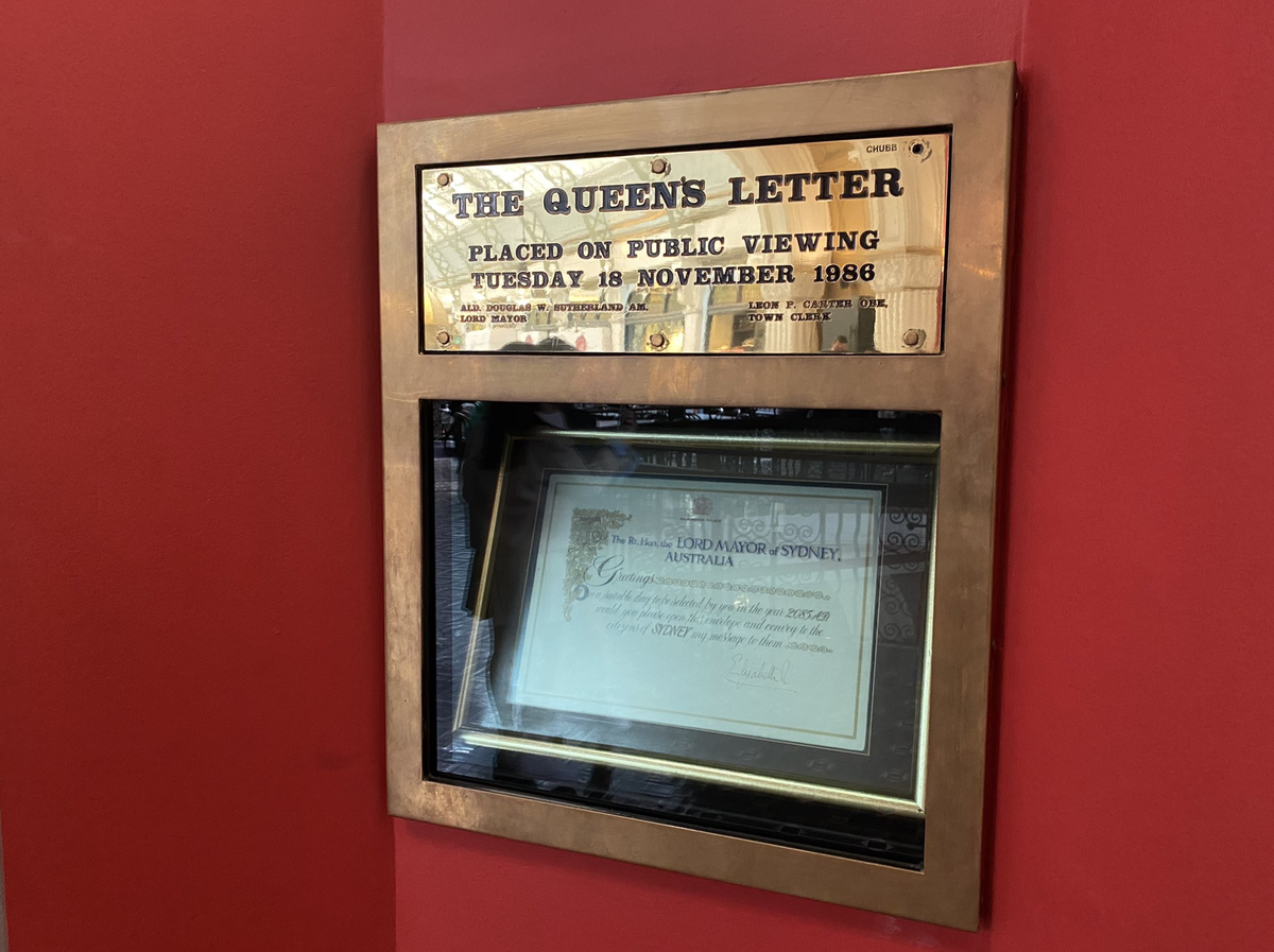 L'enveloppe est bien à l'abri sous une épaisse couche de verre.