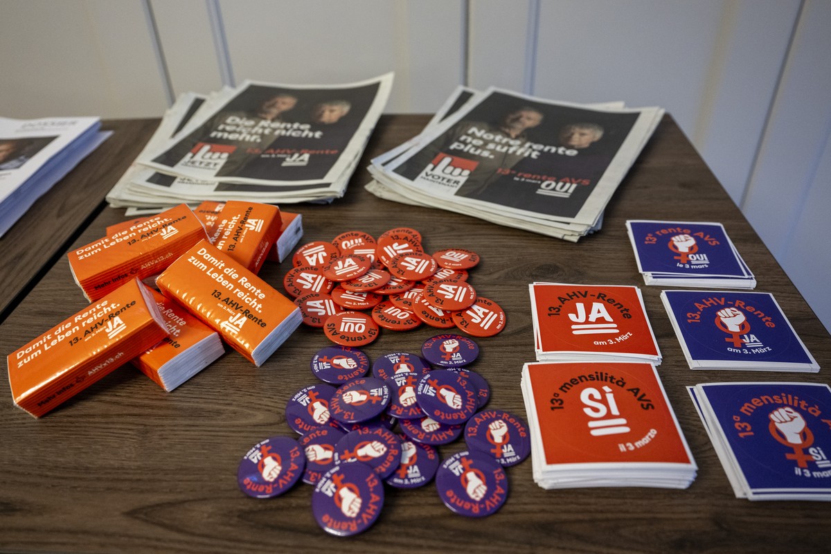 Buttons und weitere Artikel zur Initiative 13. AHV Rente liegen auf, am Donnerstag, 8. Februar 2024, in Bern. Am 3. Maerz stimmt die Bevoelkerung ueber die Volksinitiative "Fuer ein besseres Lebe ...