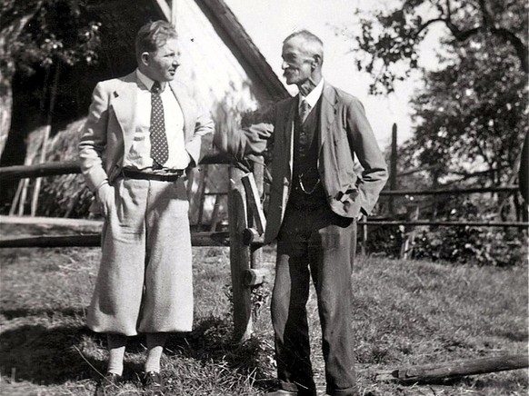 Damals waren noch möglichst sesshafte Dialektsprecher gefragt: Sprachforscher Rudolf Hotzenköcherle (links) als Explorator für den Sprachatlas der deutschen Schweiz im Gespräch mit einer Gewährsperson ...
