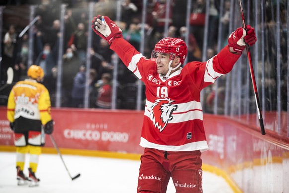 La joie de l&#039;attaquant lausannois Francis Pare lors du match du championnat suisse de hockey sur glace de National League entre le Lausanne HC, LHC, et le SC Bern ce vendredi, 14 janvier 2022 a l ...