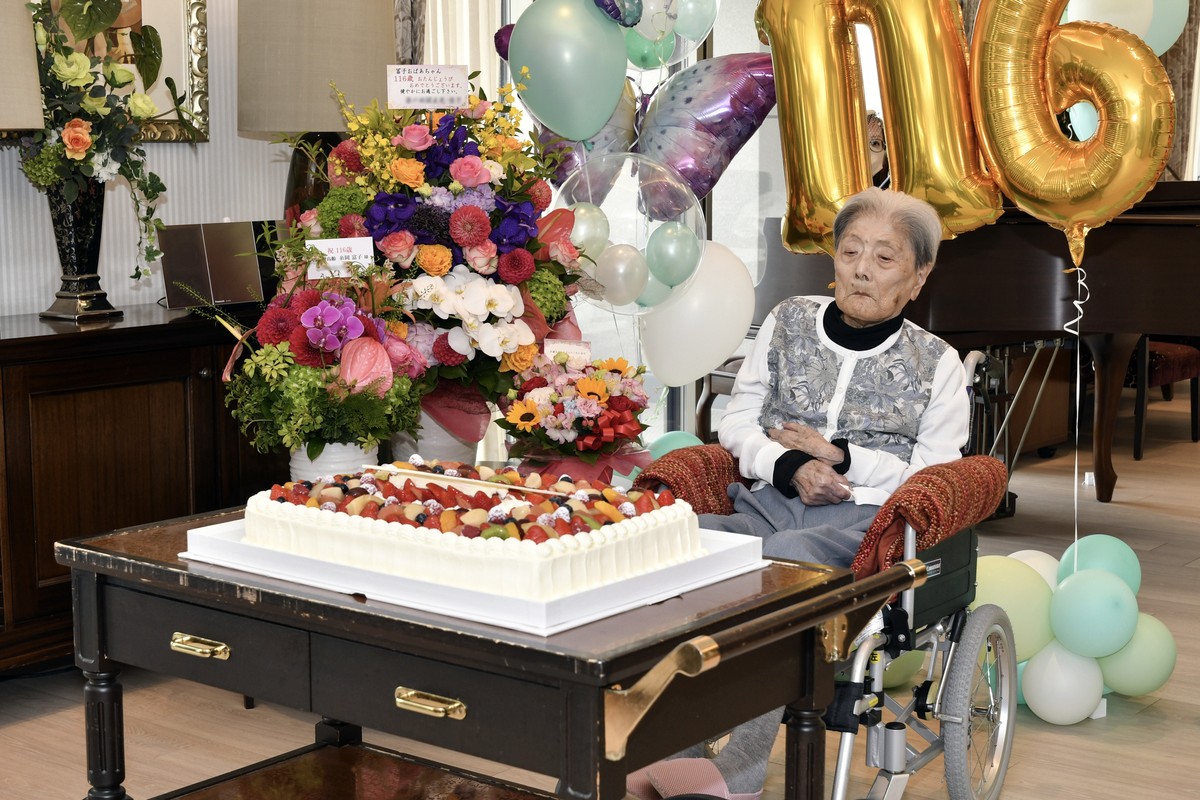 epa11557752 A handout photo taken by Ashiya City and made available via Jiji Press shows Tomiko Itooka celebrating her 116th birthday in Ashiya, Hyogo Prefecture, Japan, 23 May 2024 (issued 21 August  ...
