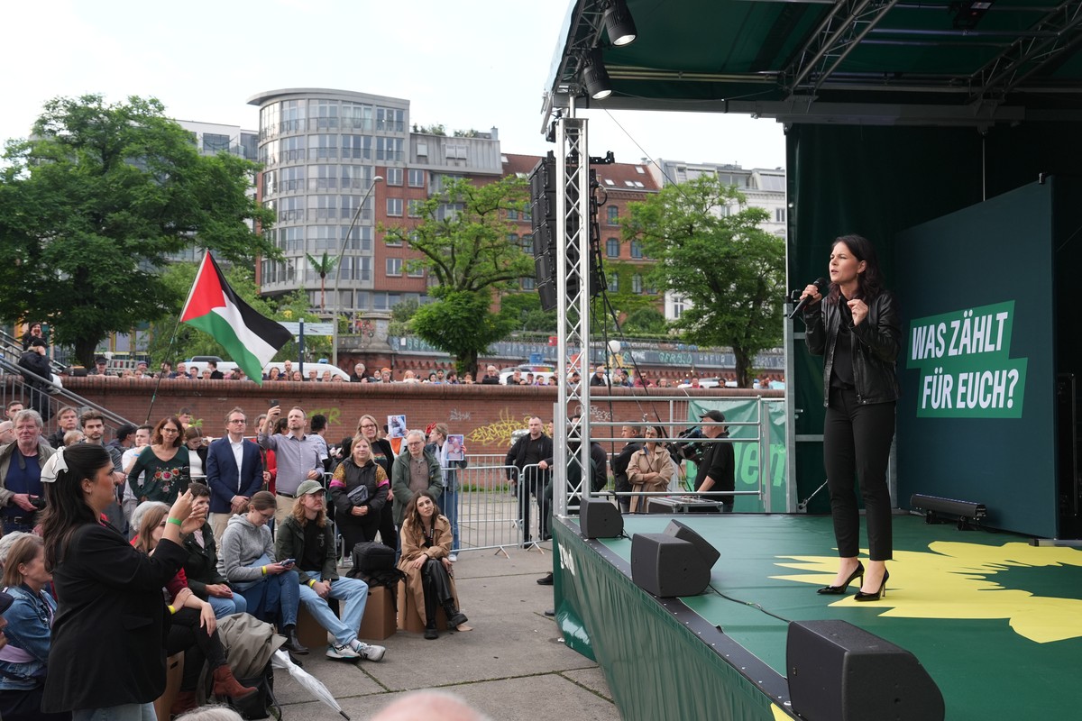 31.05.2024, Hamburg: Annalena Baerbock (B�ndnis 90/Die Gr�nen), Bundesau�enministerin, spricht w�hrend einer Townhall im Rahmen der Europawahlkampf-Tour von B�ndnis 90/Die Gr�nen auf dem St. Pauli Fis ...