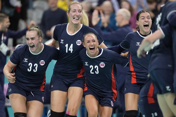 Norway players celebrate their victory after a semifinal handball match between Norway and Denmark at the 2024 Summer Olympics, Thursday, Aug. 8, 2024, in Villeneuve-d&#039;Ascq, France. (AP Photo/Aar ...