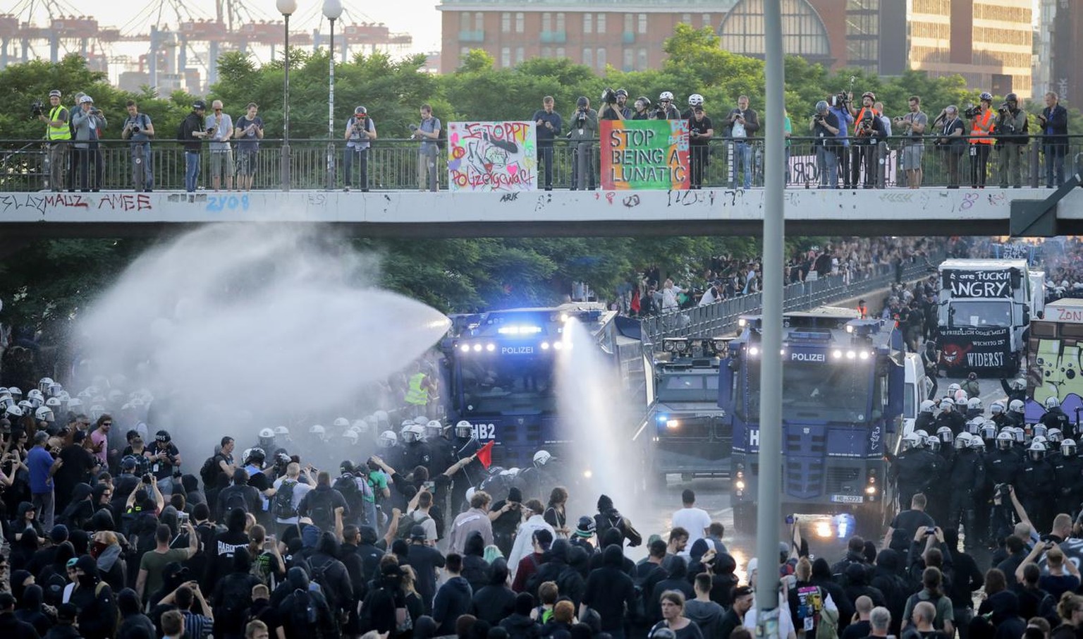 Wasserwerfer der Polizei sind bei der Demonstration �G20 Welcome to hell� am 06.07.2017 in Hamburg im Einsatz. Am 07. und 08. Juli kommen in der Hansestadt die Regierungschefs der f�hrenden Industrien ...