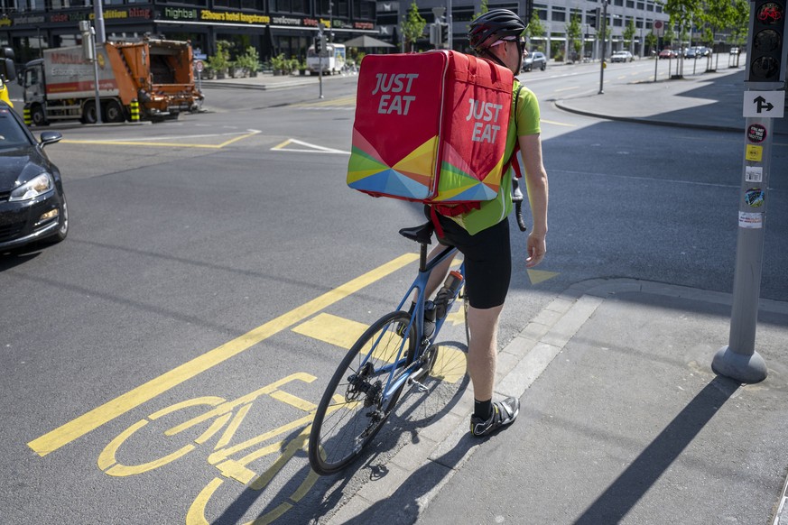 ZUR AUSLIEFERUNG VON TAKEAWAY-MAHLZEITEN MIT DEM VELOKURIER WAEHREND DES LOCKDOWNS STELLEN WIR IHNEN FOLGENDES NEUES BILDMATERIAL ZUR VERFUEGUNG - WEITERE BILDER FINDEN SIE AUF visual.keystone-sda.ch  ...