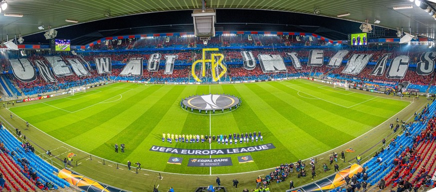 «Unentwägt unterwägs» – die sehenswerte Choreo der FCB-Fans vor dem Match.