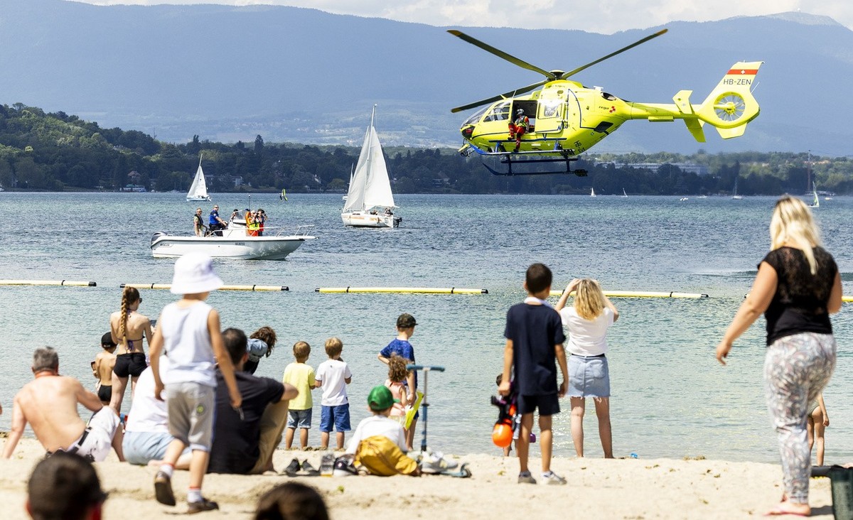 Un helicoptere de la Rega effectue une recherche pour secourir une victime de noyade lors d'une demonstration durant la journee de prevention estivale liee aux risques relatifs a la baignade orga ...
