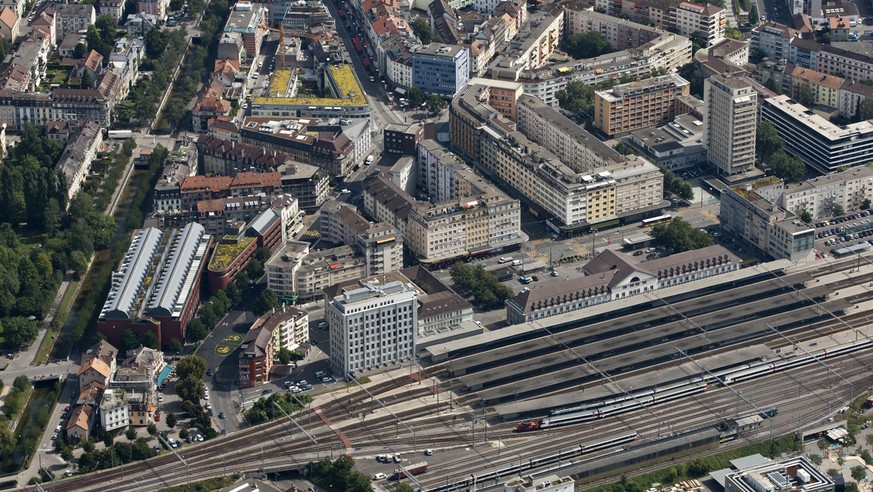 Die Stadt Biel mit Bahnhof am Donnerstag, 9. August 2012. (KEYSTONE/Alessandro Della Bella)