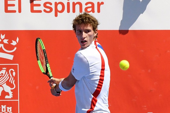 epa06929081 French tennis player Ugo Humbert in action against Spanish Adrian Menendez during the 2018 Tennis Open Castilla y Leon, in Segovia, Spain, 05 August 2018. EPA/PABLO MARTIN