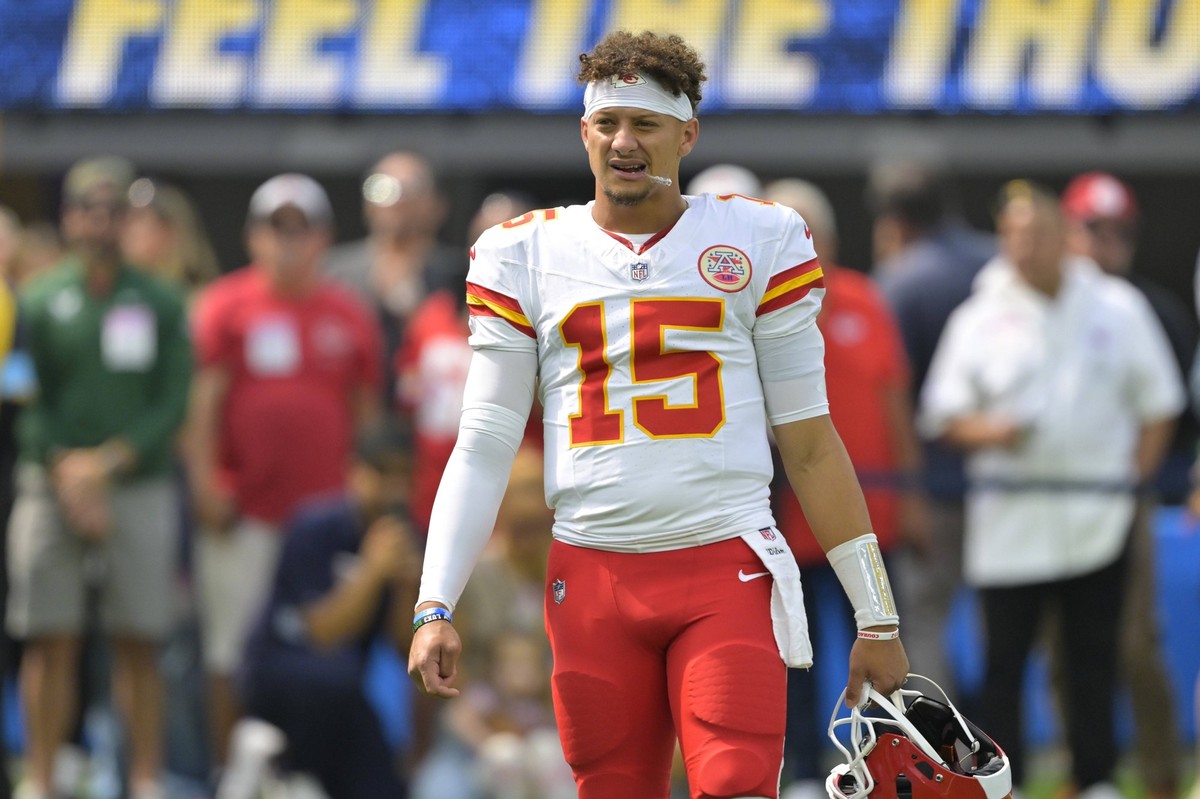 NFL, American Football Herren, USA Kansas City Chiefs at Los Angeles Chargers Sep 29, 2024 Inglewood, California, USA Kansas City Chiefs quarterback Patrick Mahomes 15 warms up prior to the game again ...