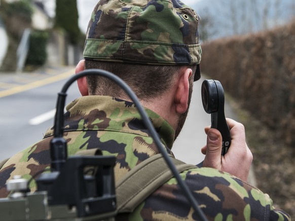 ARCHIVBILD ZUR MELDUNG, DASS DER BUNDESRAT 2021 IM RAHMEN DER ARMEEBOTSCHAFT RUND 2,3 MILLIARDEN IN DIE ARMEE INVESTIEREN WILL, AM DONNERTAG, 18. FEBRUAR 2021 - Bei einem Postenlauf lernen Soldaten de ...