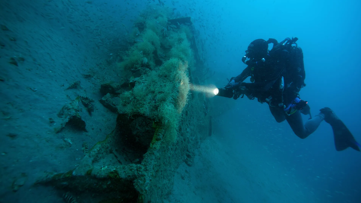 Taucher vor einem U-Boot des Typ VIIC (Archivbild): Überraschend wurde ein Schiff der gleichen Bauart vor England entdeckt.