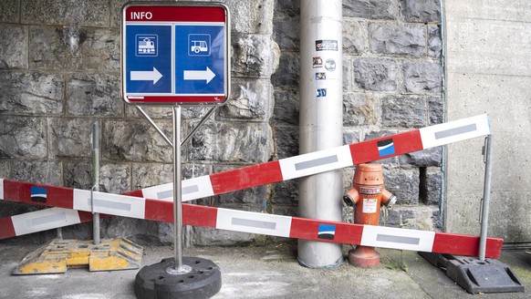 Schilder signalisieren den Ersatzverkehr, am Montag, 30. Juni 2025, am Bahnhof Freiburg. Die SBB fuehrt auf der Linie Bern-Freiburg umfassende Unterhaltsarbeiten durch. Um diese moeglichst rasch und s ...