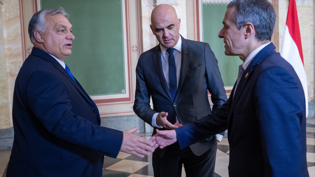 epa10987672 Switzerland's President Alain Berset (C) and Switzerland's Federal Councilor Ignazio Cassis (R) welcome Hungary's Prime Minister Viktor Orban during a working visit, in Bern ...