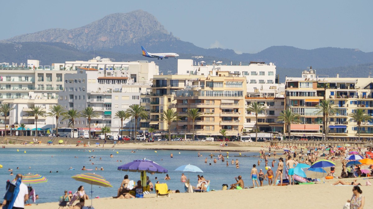 Strandszene an der Playa de Palma und Bucht von Palma im Sommer 2023Strandszene an der Playa de Palma und Bucht von Palma im Sommer 2023, Palma Mallorca Spanien Playa de Palma *** Beach scene at the P ...