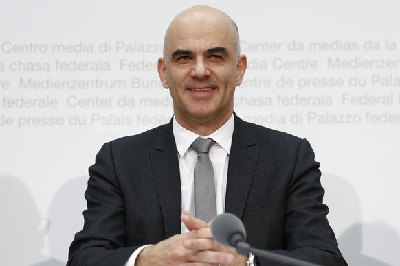 Bundespraesident Alain Berset reagiert auf eine Frage eines Journalisten waehrend einer Medienkonferenz, am Freitag, 2. Maerz 2018 in Bern. (KEYSTONE/Peter Klaunzer)