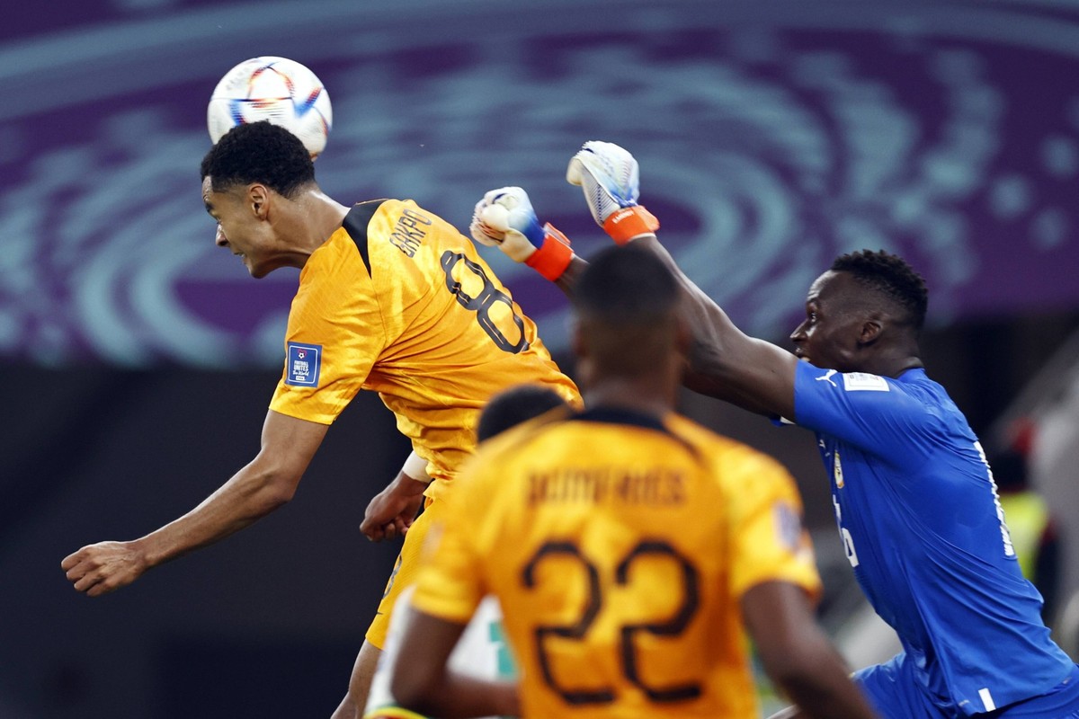 DOHA - lr Cody Gakpo of Holland scores the 0-1, Senegal goalkeeper Edouard Mendy during the FIFA World Cup, WM, Weltmeisterschaft, Fussball Qatar 2022 group A match between Senegal and Netherlands at  ...