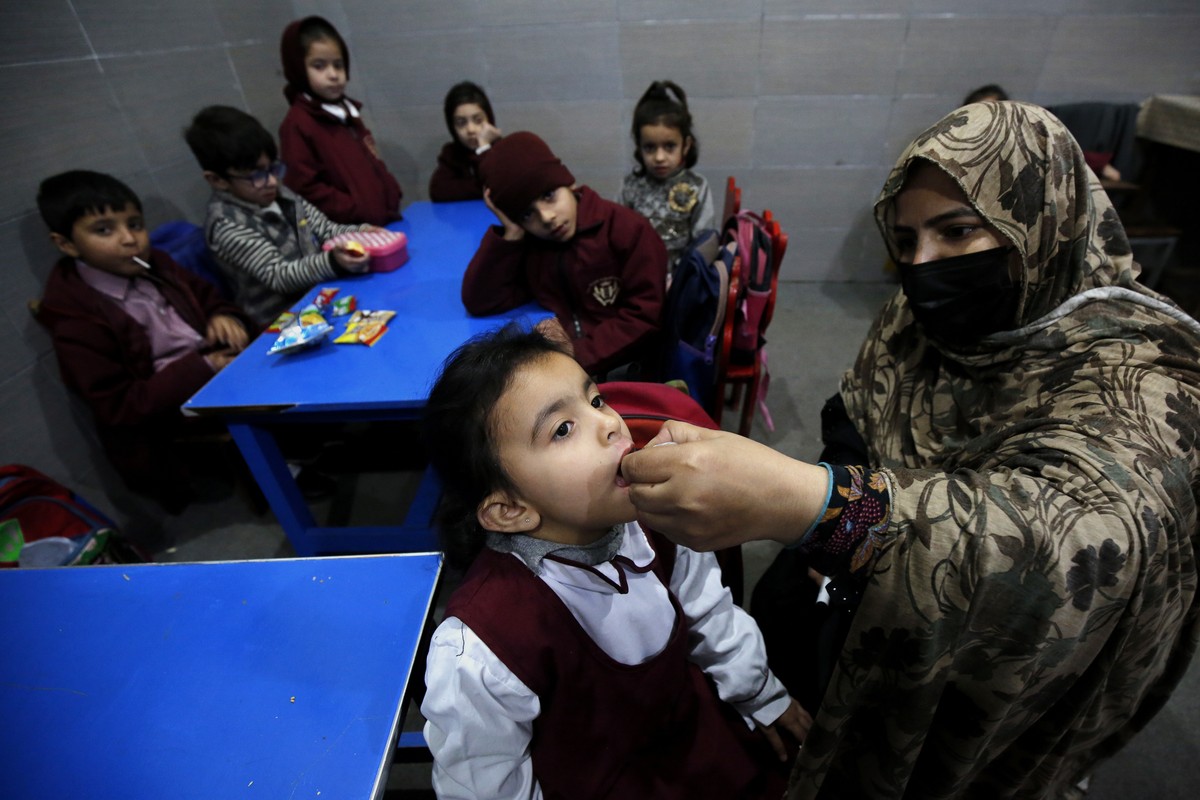 epa11198604 A health worker administers polio vaccine drops to a child during a door-to-door vaccination campaign, in Peshawar, Pakistan, 04 March 2024. A five-day nationwide polio vaccination campaig ...