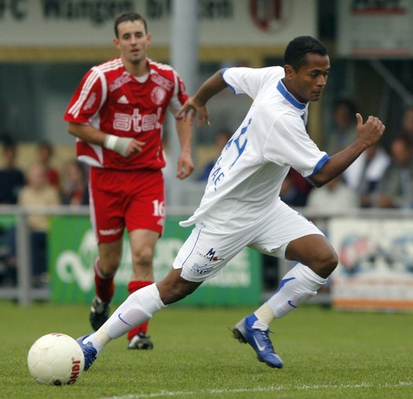 Der Zuercher Raffael De Araujo, rechts, laeuft Wangens Cyrill Bossard, links, davon im Fussballspiel der 2. Runde des Schweizer Cups zwischen Wangen bei Olten und dem FC Zuerich am Samstag, 30. Septem ...