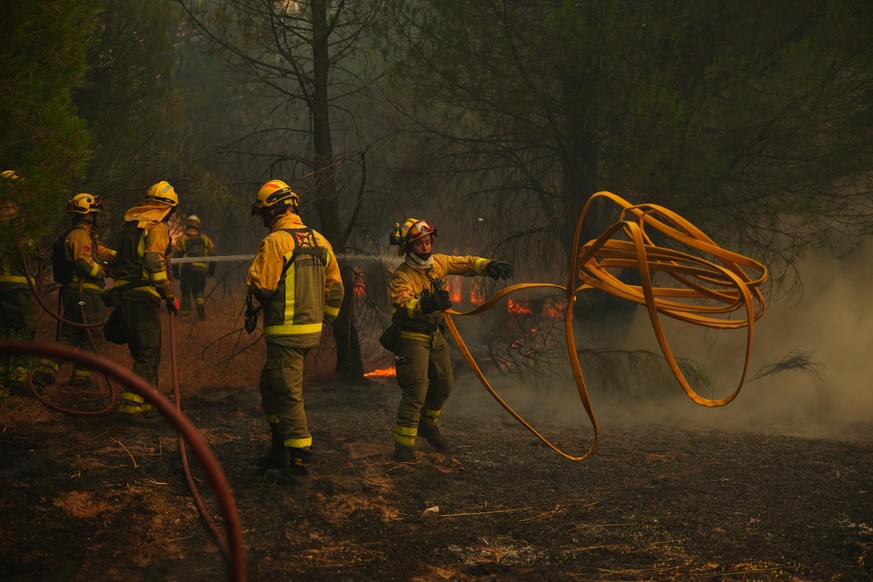 KEYPIX - Firefighters battle a wildfire in San Martin de Valdeiglesias, west of Madrid, Spain, Sunday, July 26, 2026. (AP Photo/Manu Fernandez)