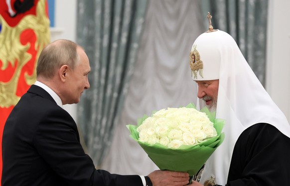 epa09593199 Russian President Vladimir Putin (L) and Patriarch Kirill of Moscow and All Russia (R) during an award ceremony in Moscow, Russia 20 November 2021. Putin awarded Patriarch Kirill the Order ...