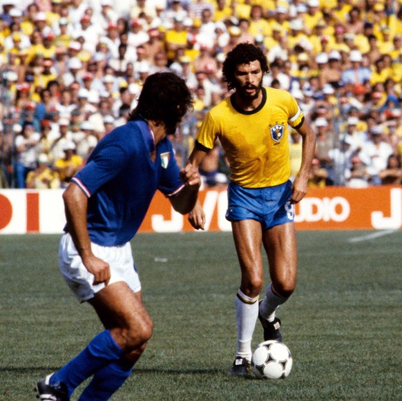 Onderwerp/Subject: Italy - Brazil 3-2 World Cup 1982 Reklame: Club/Team/Country: Italy Brazil Seizoen/Season: 1981/1982 1982/1983 FOTO/PHOTO: Brazil s SOCRATES de Oliveira R in duel Trefwoorden/Keywor ...