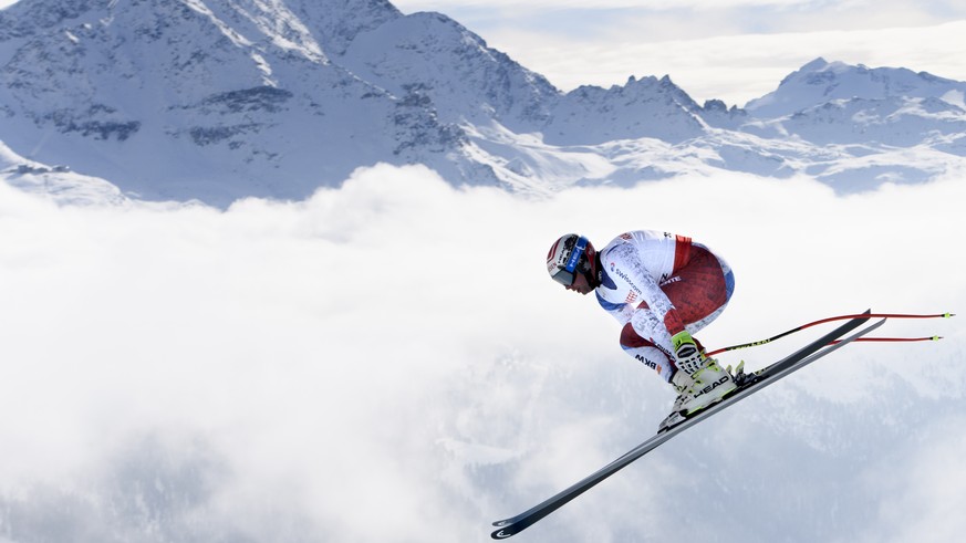 ARCHIV - ALS VORSCHAU AUF DIE SKI ALPIN SAISON 2017/18 STELLEN WIR IHNEN FOLGENDES BILDMATERIAL ZUR VERFUEGUNG - Switzerland&#039;s Beat Feuz jumps during the men downhill training at the 2017 FIS Alp ...