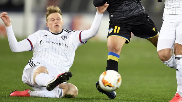 epa08253296 Basel&#039;s Emil Bergstroem (L) and Basel&#039;s Eray Coemert (R) fight for the ball against Apoel&#039;s Musa Suleiman (C) during the UEFA Europa League round of 32 second leg soccer mat ...