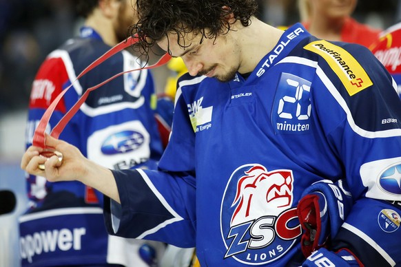 ZSC Lions Stuermer Roman Wick zieht sich die Silbermedaille ab, nach der Niederlage im fuenften Playoff Finalspiel der National League A zwischen den ZSC Lions und dem HC Davos, am Samstag, 11. April  ...