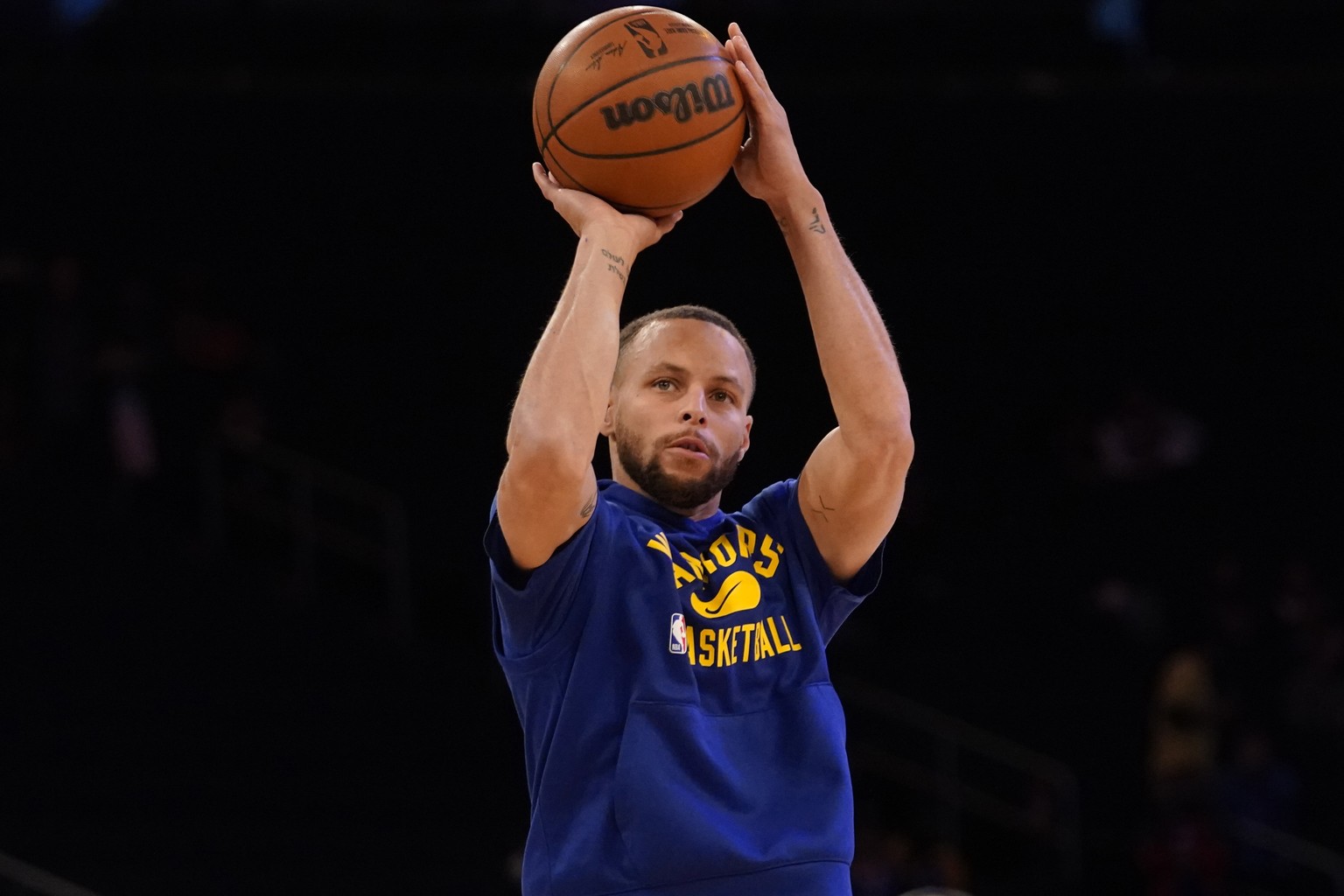 Golden State Warriors guard Stephen Curry warms up before an NBA basketball game against the New York Knicks, Tuesday, Dec. 14, 2021, at Madison Square Garden in New York. (AP Photo/Mary Altaffer)