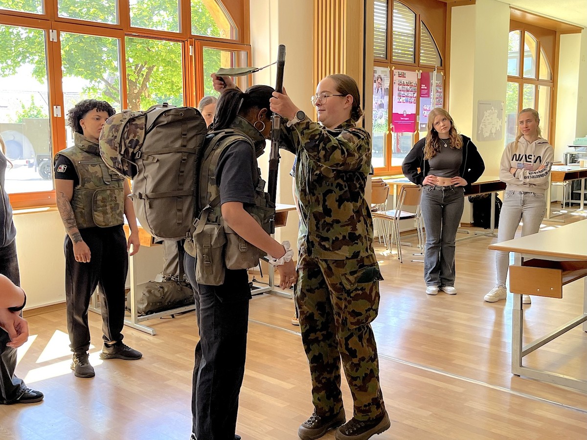 A Colombier (NE), une quarantaine de jeunes femmes ont pris part à une journée d'information de l'armée suisse.