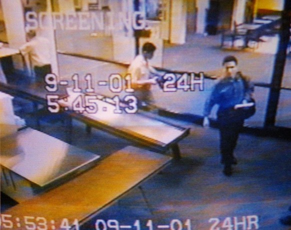 Deux des terroristes embarquent à Portland, dans un vol régional à destination de Boston. Une heure plus tard, ils embarquent peu après dans le vol 11 d'American Airlines qui sera précipité sur l ...