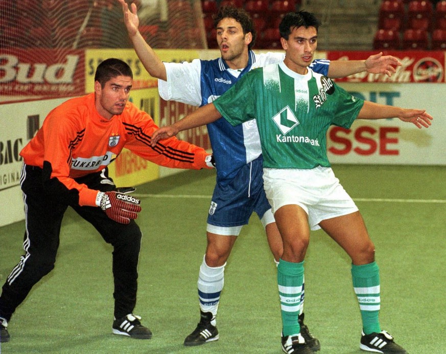 Hallenfussball-Finalturnier am Wochenende in der Sporthalle St. Jakob in Basel. Unser Bild entstand am Samstag, 24. Januar 1998, und zeigt die Partie zwischen dem FC St. Gallen und GC. St. Gallens Hak ...