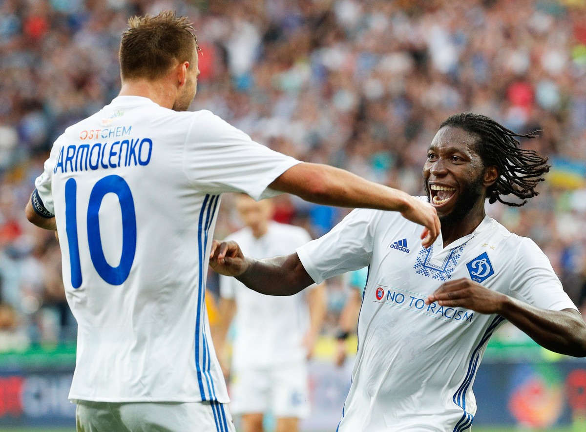epa06110987 Kiev's Dieumerci Mbokani (R) celebrates with his teammate Andriy Yarmolenko (L) after scoring the 2-0 lead during the UEFA Champions League third qualifying round, first leg soccer ma ...