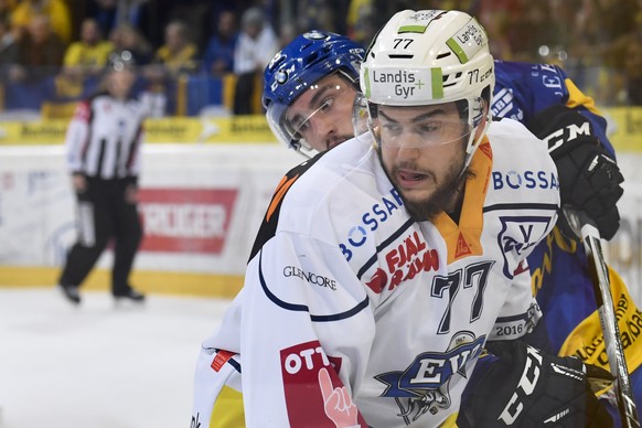 Marc Wieser von Davos, hinten, gegen Robin Grossmann von Zug, beim zweiten Playoff-Halbfinalspiel der National League A zwischen dem HC Davos und EV Zug, am Donnerstag, 23. Maerz 2017, in der Vaillant ...