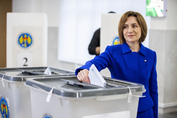 epa12411984 Moldova&#039;s President Maia Sandu casts her ballot at a polling station in Chisinau, Moldova, 28 September 2025. Moldova holds parliamentary elections on 28 September, in a high-stakes v ...
