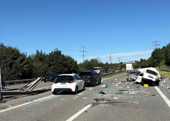 Dieser Unfall auf der Autobahn A 14 in Buchrain LU forderte im vergangenen September ein Todesopfer und acht Verletzte.
