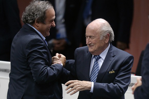 Platini und Blatter: Und da haben sie sich wieder lieb. Denn eigentlich sitzen sie im gleichen Boot.