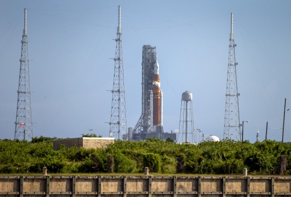 epa10157265 The SLS rocket with an Orion capsule, part of the Artemis 1 mission, is ready for the second launch attempt at the pad 39B in the Kennedy Space Center in Merrit Island, Florida, USA, 03 Se ...