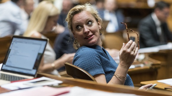 Aline Trede, GP-BE, dreht sich zu einer Fraktionskollegin um, an der Sommersession der Eidgenoessischen Raete, am Dienstag, 5. Juni 2018 im Nationalrat in Bern. (KEYSTONE/Alessandro della Valle)