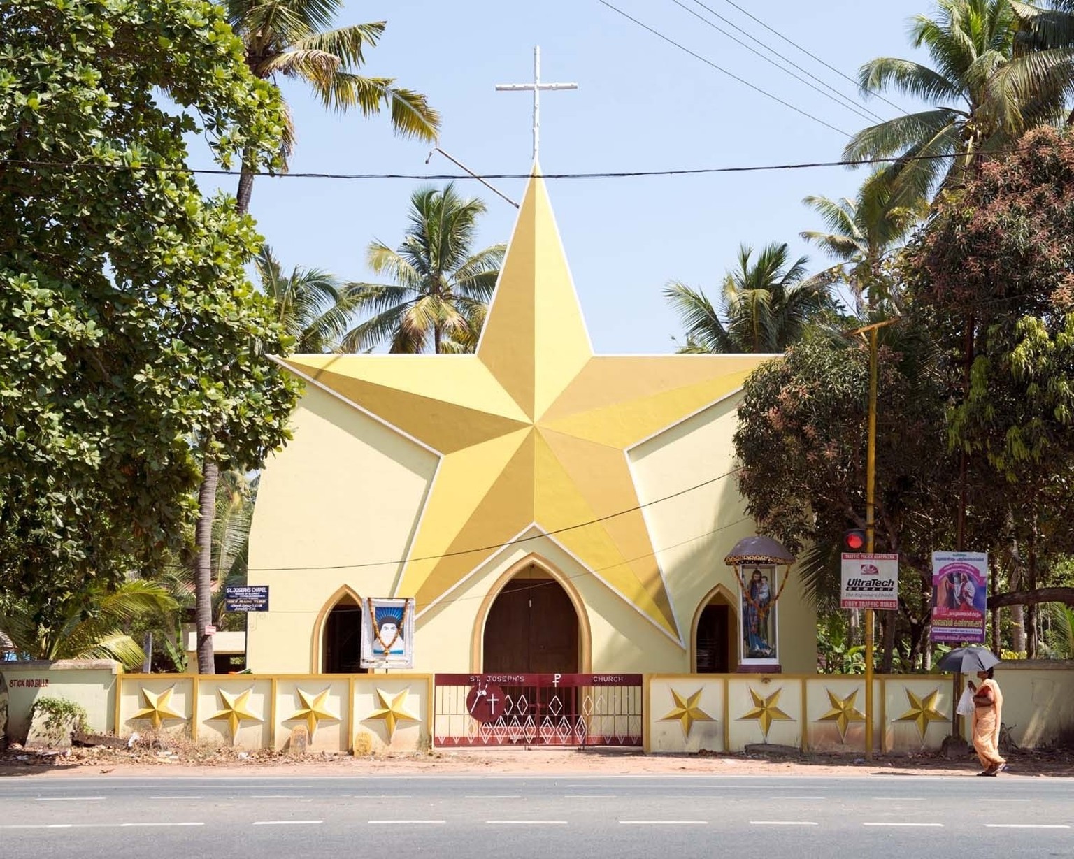 Hybrid Modernism. Churches in Kerala
2014- 2016



Nach der Unabhängigkeit im Jahr 1947 wollte sich die indische Kirche vom historisierenden Baustil der Kolonialherren differenzieren und nahm moderne  ...