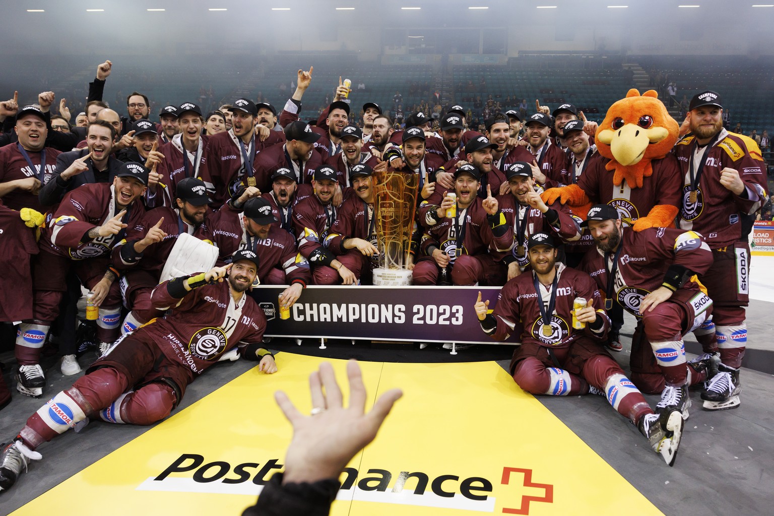Geneva&#039;s players pose with the trophy of Swiss Champion after winning by 4:1 the seventh and final leg of the ice hockey National League Swiss Championship final playoff game between Geneve-Serve ...