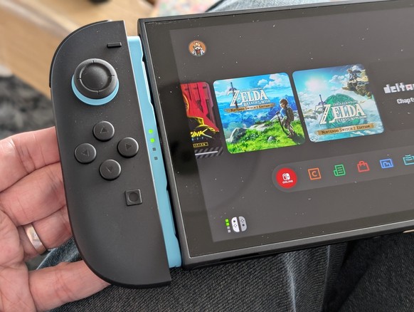 Die Joy-Con 2 docken magnetisch an der Switch 2 an.