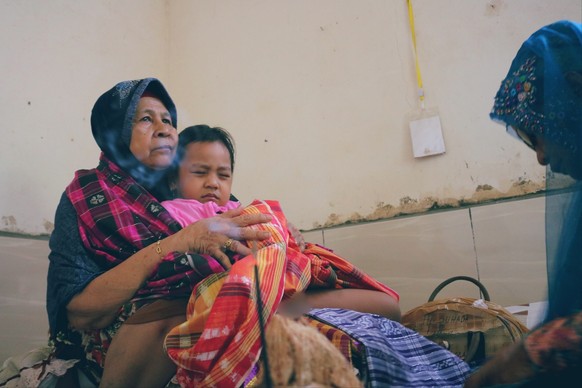 Beschneidung eines Mädchens in Indonesien, 2017